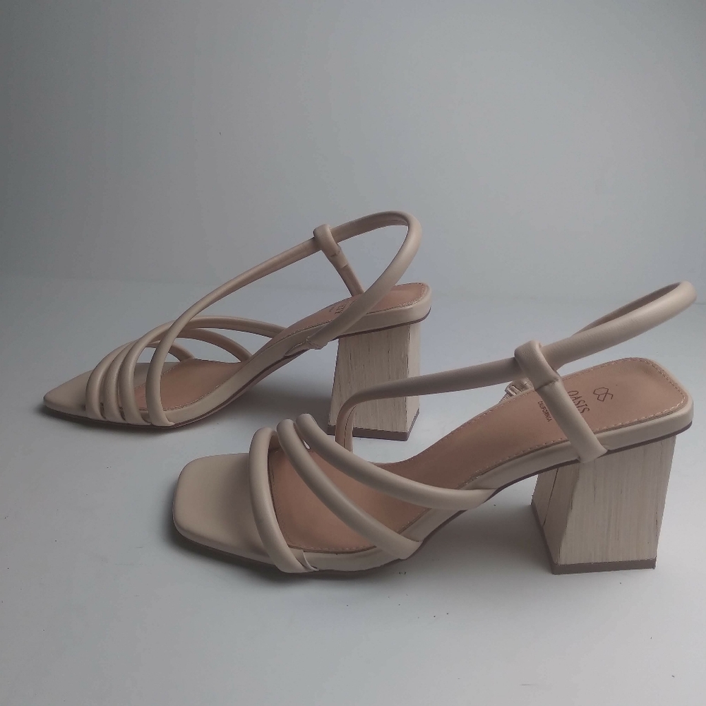 Oasis Society strappy heels size 8.5 color beige.